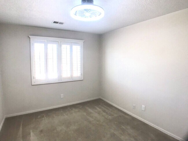 Building Photo - Don't Miss Out! Spacious 3 Bed, 2.5 Bath Home in Los Lunas – Open Layout & Prime Location