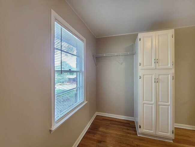 Building Photo - Cutest Bungalow in the Heart of Hapeville 3 bed/2 bath