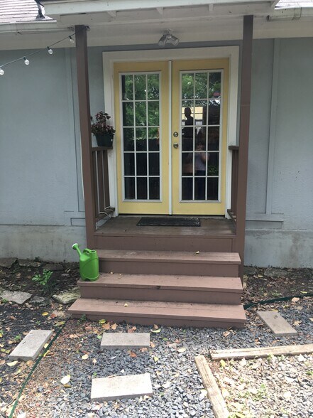 Sunny front entry doors - 4302 Duval Street