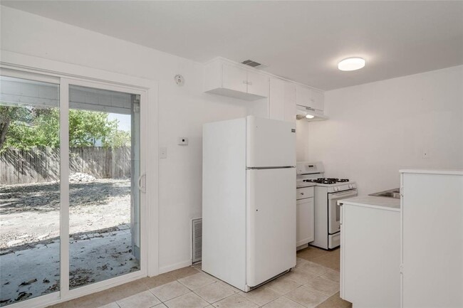 Building Photo - 1303 E St Johns Ave