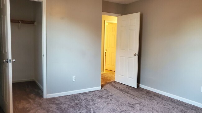 Building Photo - **1 month free if you sign a lease before April 1st** - 4 Bedroom 2 bath available now!