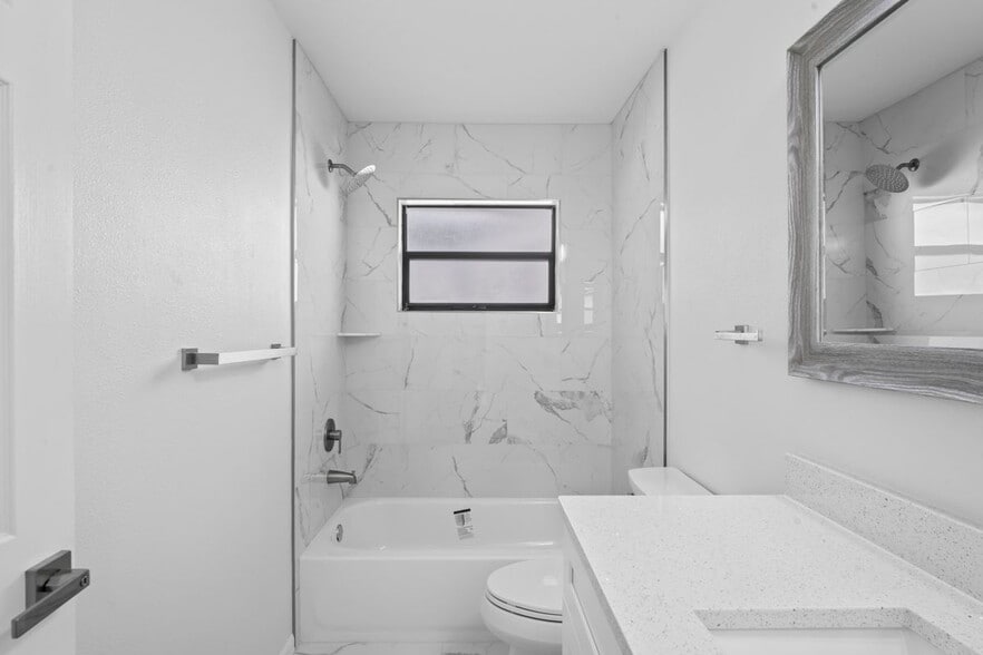 Building Photo - 8312 Roxboro Dr