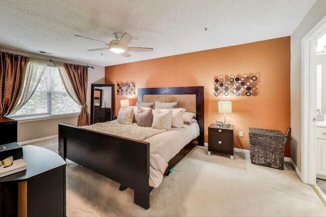 Building Photo - Beautifully updated and maintained 2 level condo home!