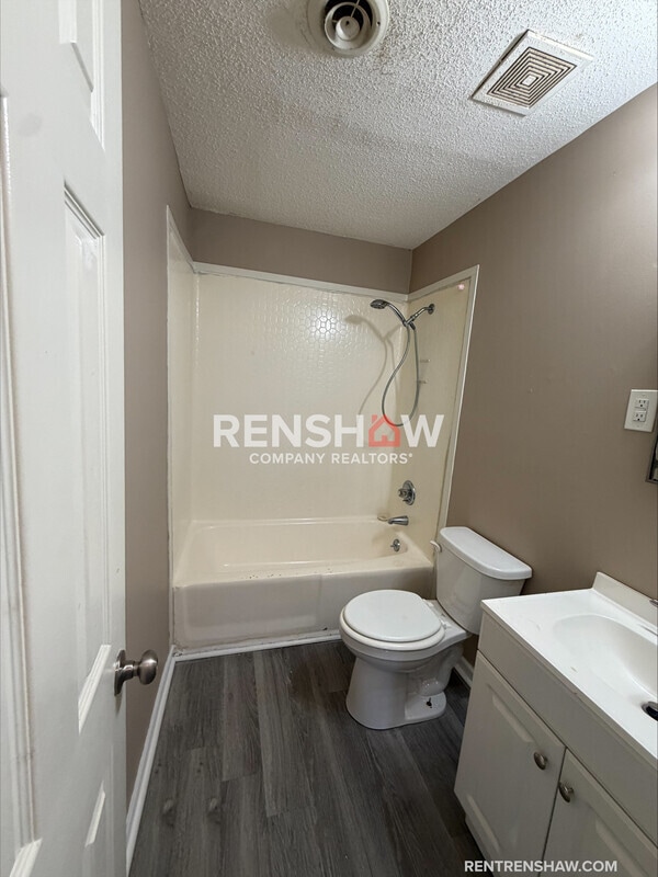 Building Photo - 16 Red Oak Cove