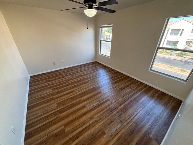 Building Photo - Beautiful 3Bed/3Bath Townhome w/ Garage lo...