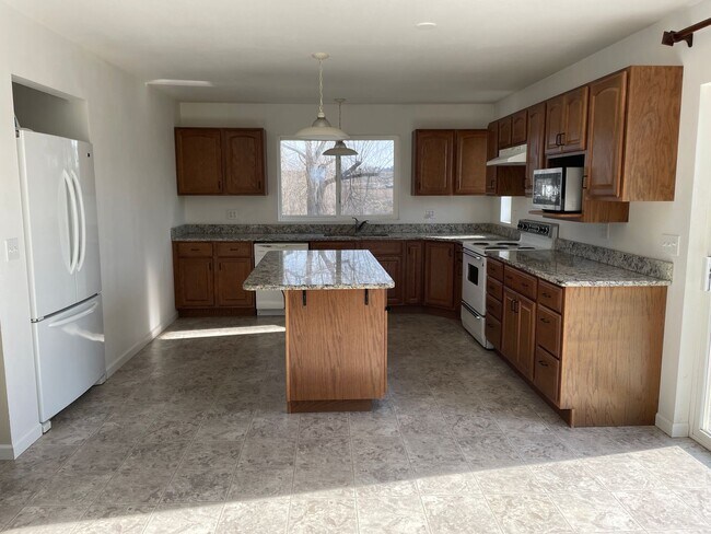 Building Photo - In The Country But Near Town!! With A Shop!!