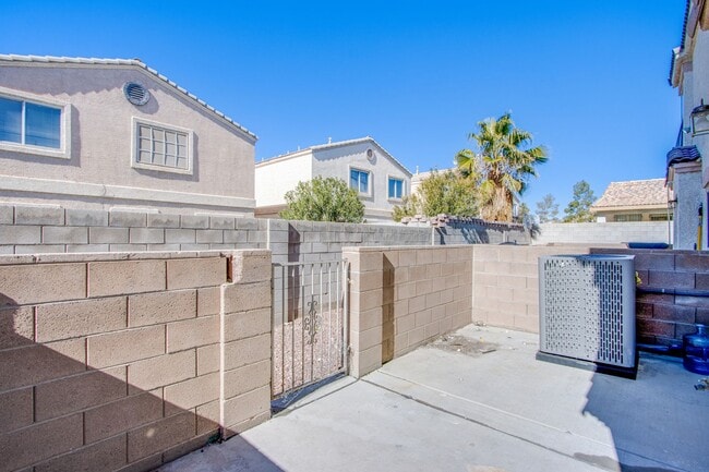 Building Photo - Lovely 4 bedroom 2.5 bath townhome in North Las Vegas gated community with a pool!