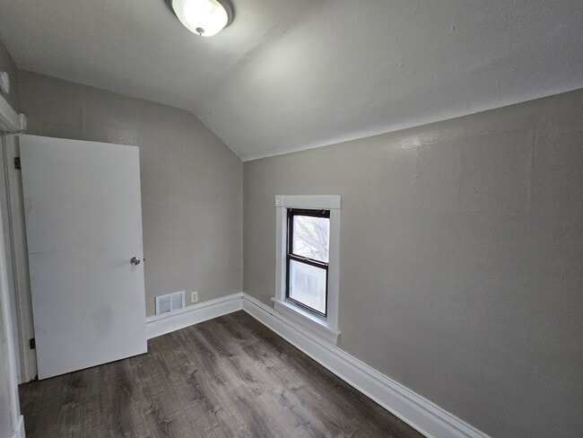 Building Photo - 214 Edwards St