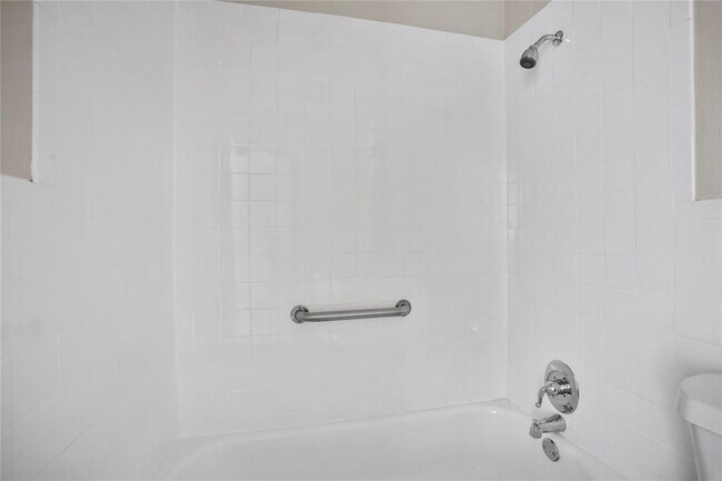 Building Photo - 2810 Dorchester Dr