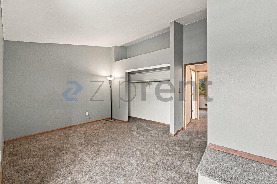 Building Photo - Unit