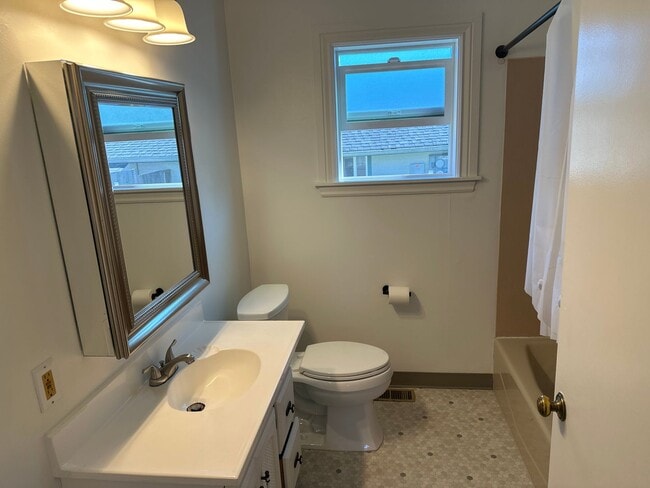 Building Photo - 2 bedroom home in Mount Vernon