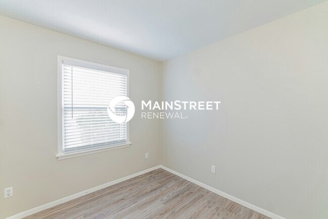 Building Photo - 3 Bedroom Pet-Friendly Home in Louisville, KY with Main Street Renewal