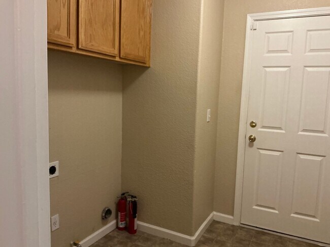 Building Photo - Four bedroom beauty