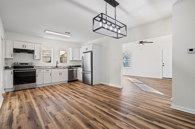 Building Photo - 1860 Calmes St