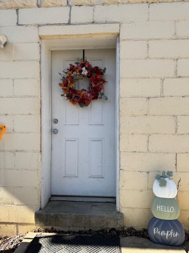 Building Photo - 215 N Lewis St