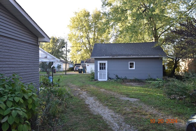 Building Photo - 3 Bedroom 2 Full Bath Home IN Greenfield