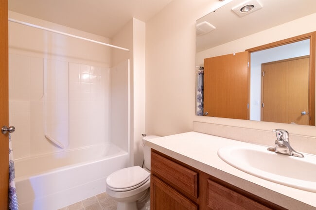 Building Photo - 2732 Hidden Springs Loop SE