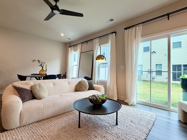 Building Photo - Stunning Townhome in the Heart of Chesapeake