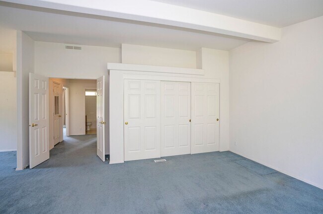 Building Photo - 3-Bedroom Gig Harbor Retreat with Private Setting and Modern Comforts