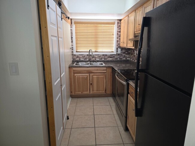 Building Photo - Updated 2-bedroom, 2.5-bath townhome