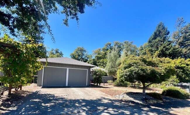 Primary Photo - Charming 3 Bedroom 2 Bath home with large ...