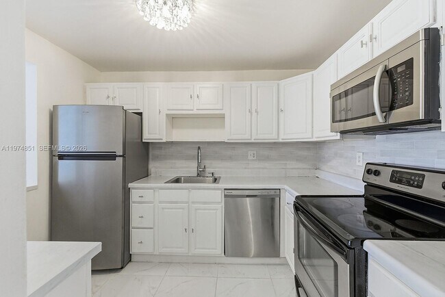 Building Photo - 140 Lakeview Dr