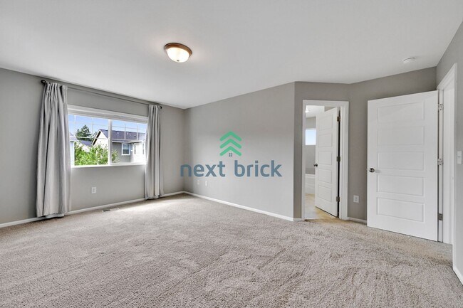 Building Photo - 4 BED & 2.5 BATH FOR RENT