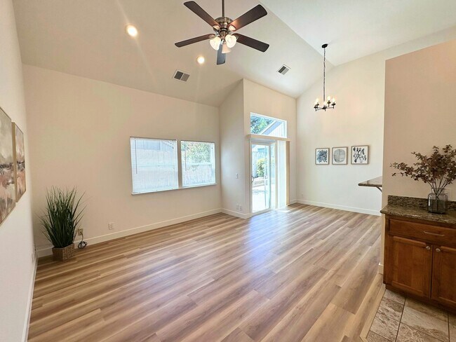 Building Photo - 1661 La Paloma Ct