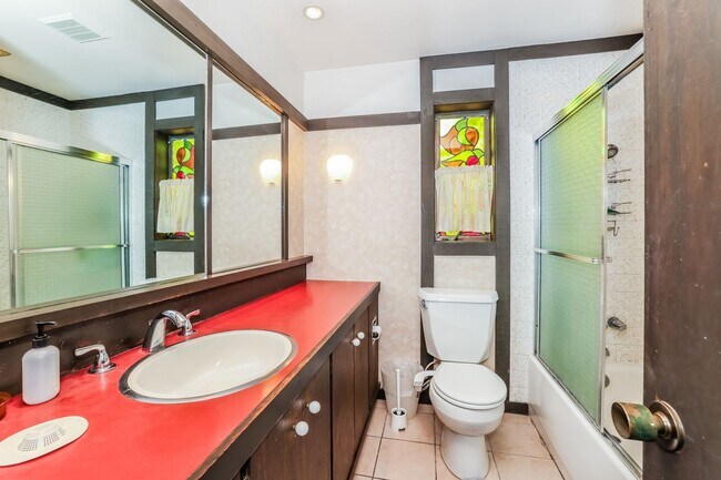 Building Photo - Furnished Lower Unit In Berkeley!