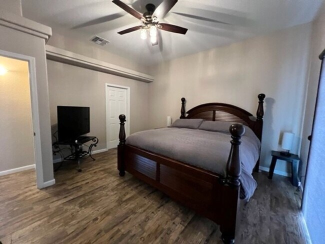 Building Photo - 3 BR LUXE Home-Walk to Colorado River, Golf & near Rotary Park.