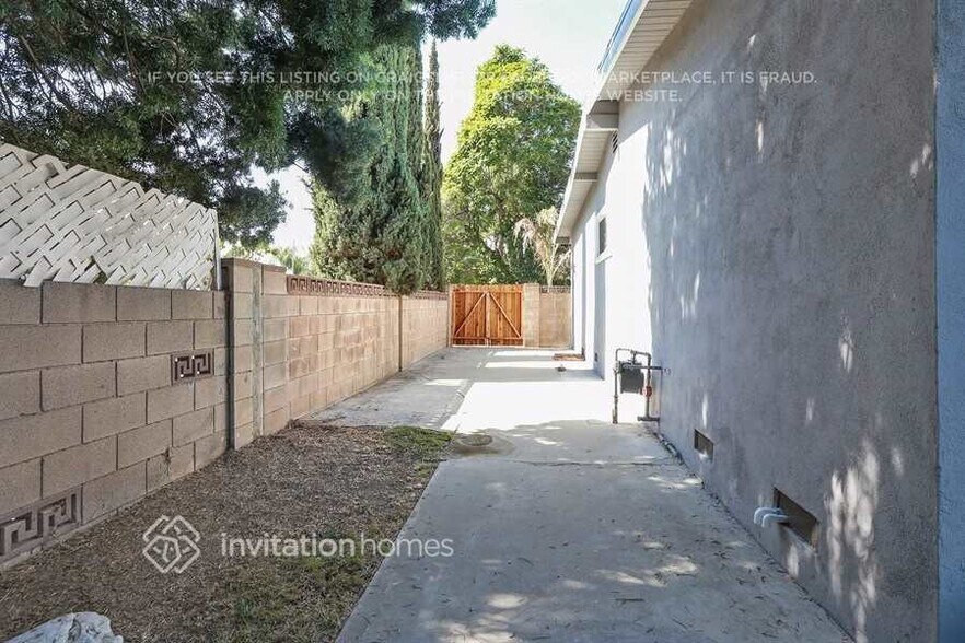 Building Photo - 8002 Crosnoe Ave