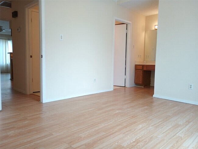 Building Photo - 2500 E Park Blvd
