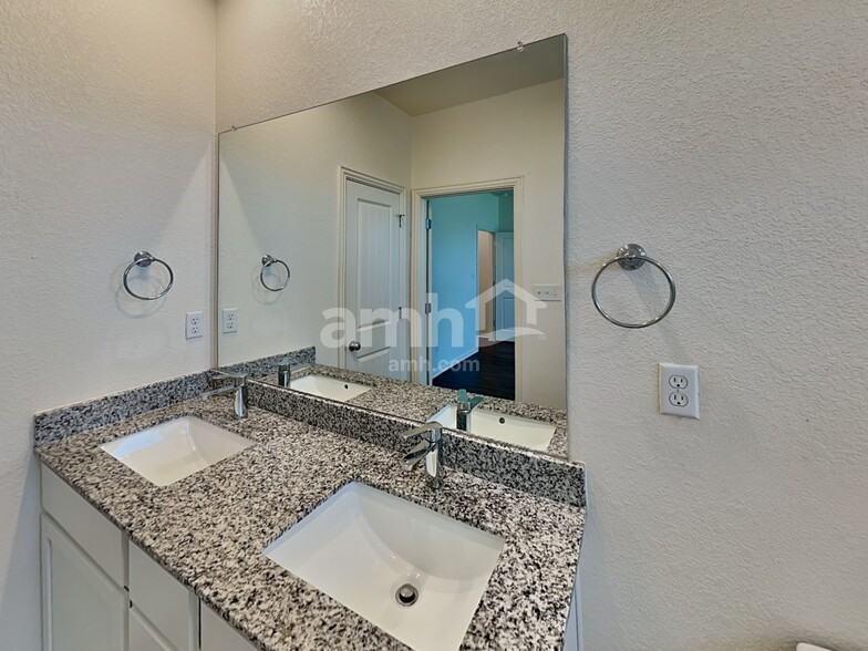 Building Photo - 280 Aspen Waters