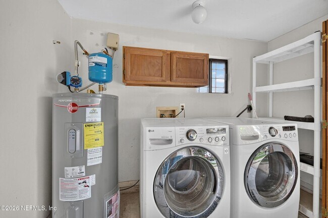 Building Photo - 838 Lawnwood Ave NE