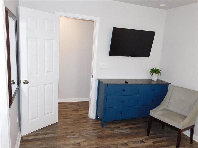 Building Photo - 213 Claire Dr SE