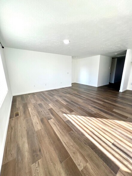 Large Living Room w/ Open Concept Kitchen - 800 Hoffman Hills Blvd