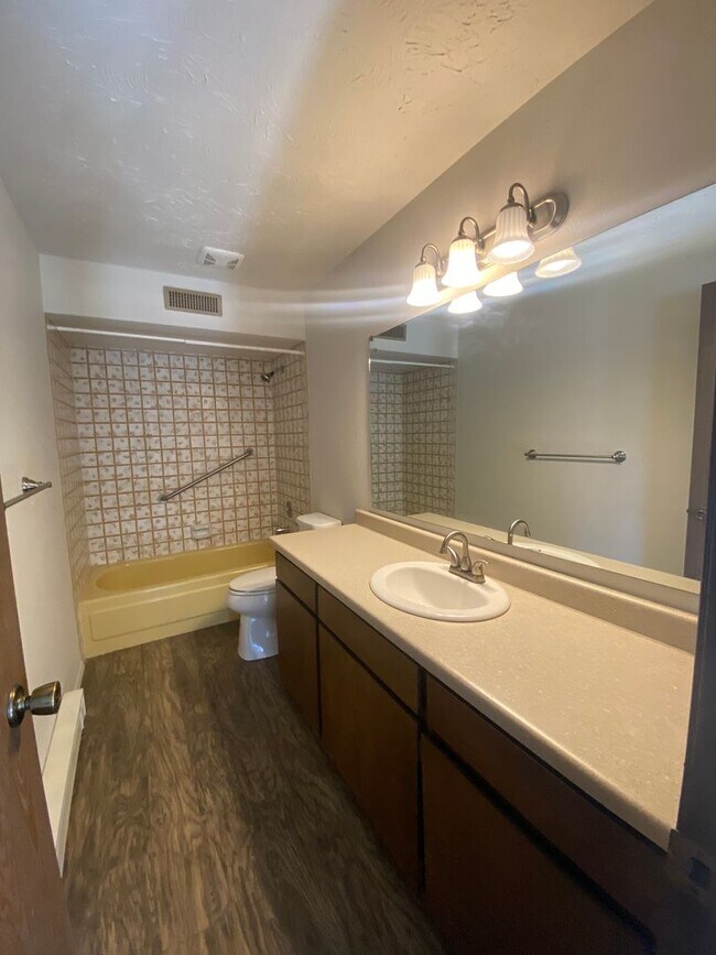 Building Photo - 2531-2533 E 27th Ave