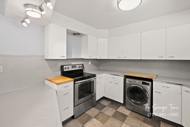 Building Photo - CHARMING WESTSIDE 2BD HOME with A/C - Security Deposit Waiver Available