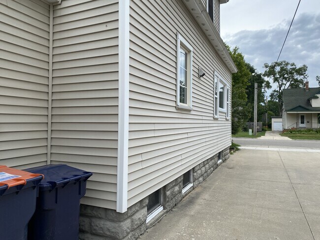 Building Photo - 444 College Ave