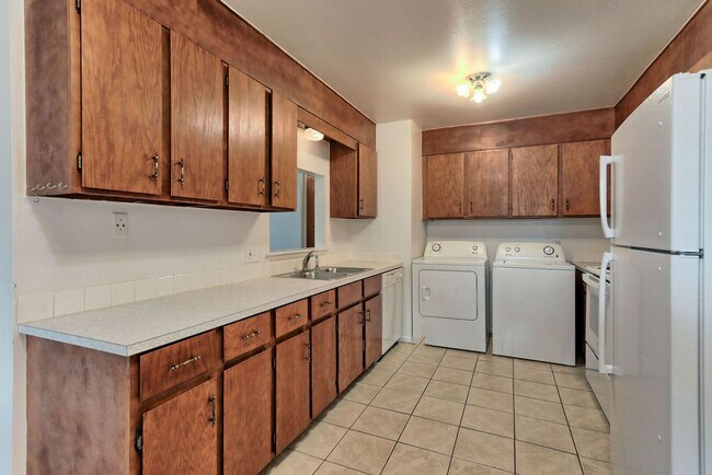 Building Photo - Students Welcome! Great Location!