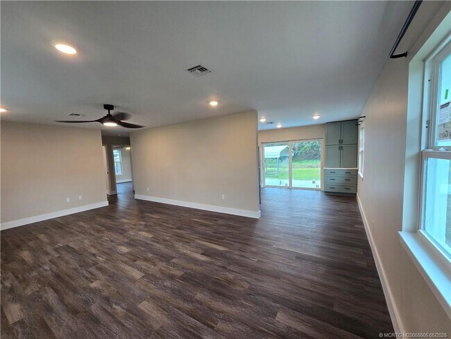 Building Photo - 5968 SE Avalon Dr