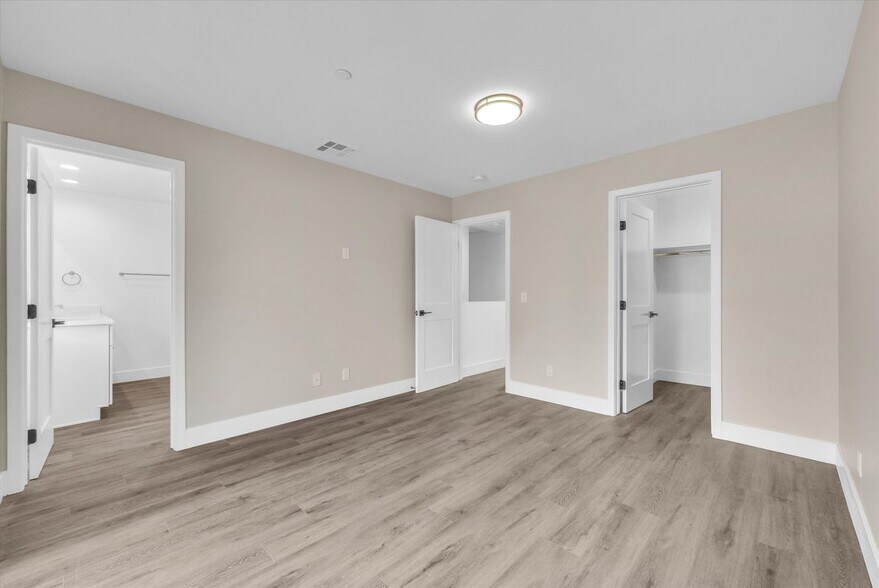 Building Photo - 16385 Valencia Ave