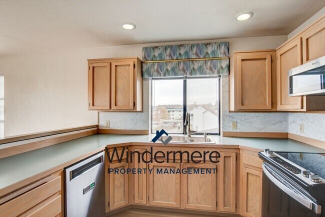 Building Photo - 3 bed 2 bath Condo with a View!