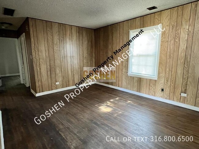 Building Photo - Spacious 4 Bedroom 1 Bathroom Gem