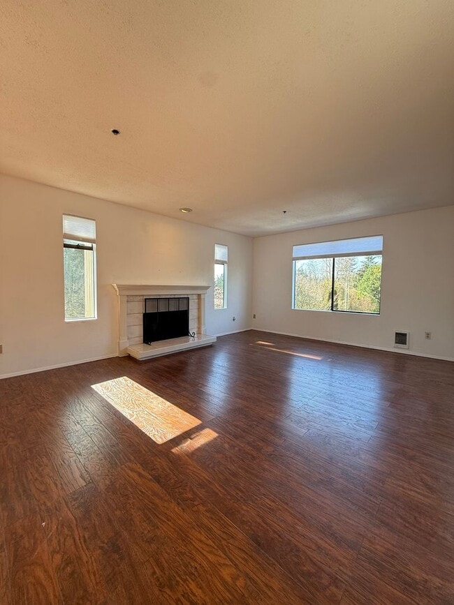 Building Photo - Well Maintained 2BD/2BTH Lynnwood Condo for Lease in Gated Community!