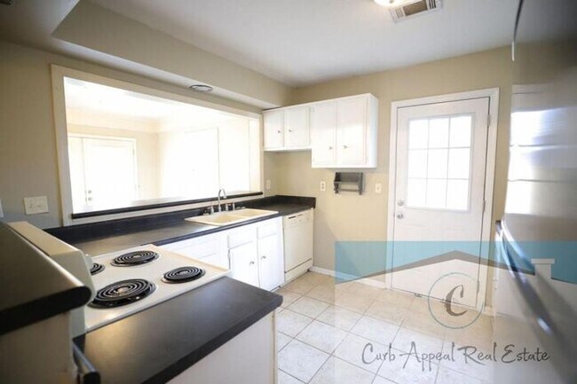 Building Photo - 3 Bedroom 2 Bath Home in Beautiful Neighborhood! A must see!!