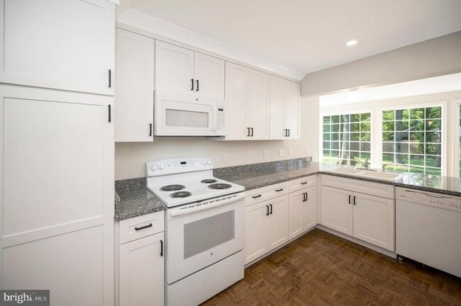 Building Photo - 1732 Beverly Dr