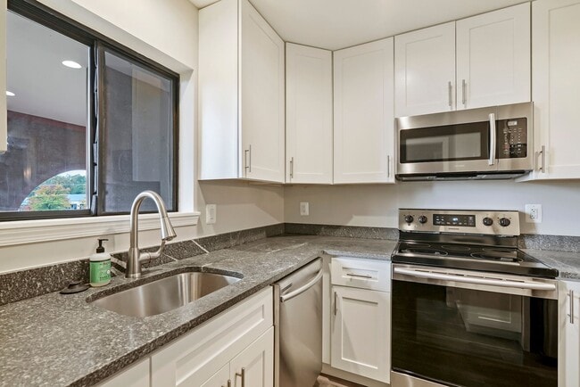 Building Photo - 2815 Lee Oaks Ct