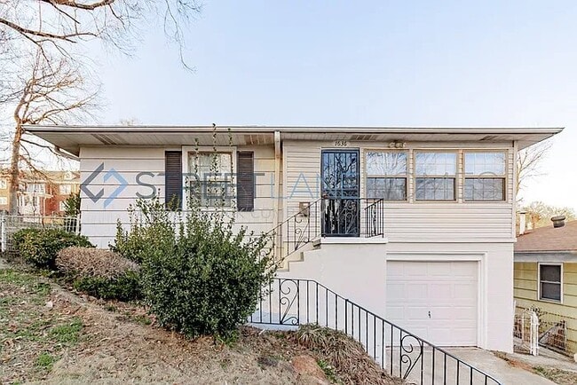 Building Photo - 1636 5th Ave W