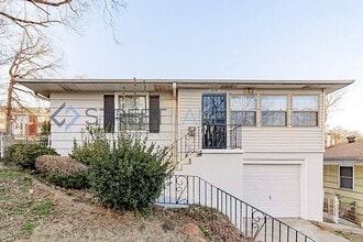 Building Photo - 1636 5th Ave W